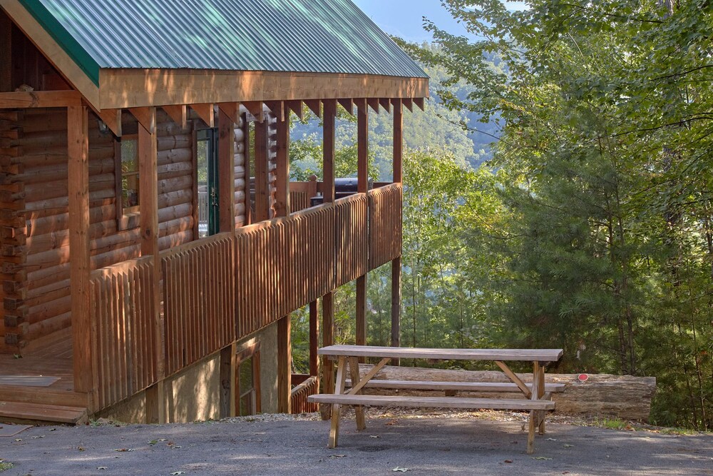 Bearhemain Rhapsody a Private Cabin with Incredible Mountain Views Near Dollywood — 4-Star Luxury Hotel in Sevierville, United States
