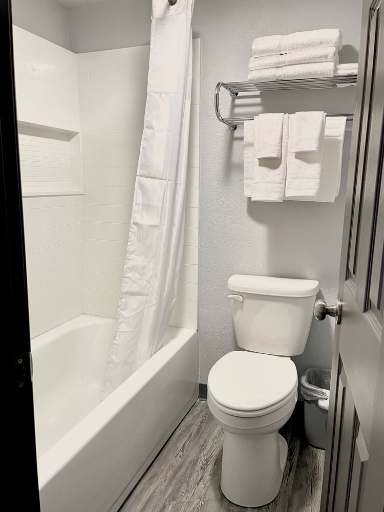 Schmidt's Creek Hotel - photo 18