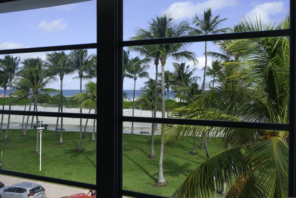 Avalon Hotel - photo 2