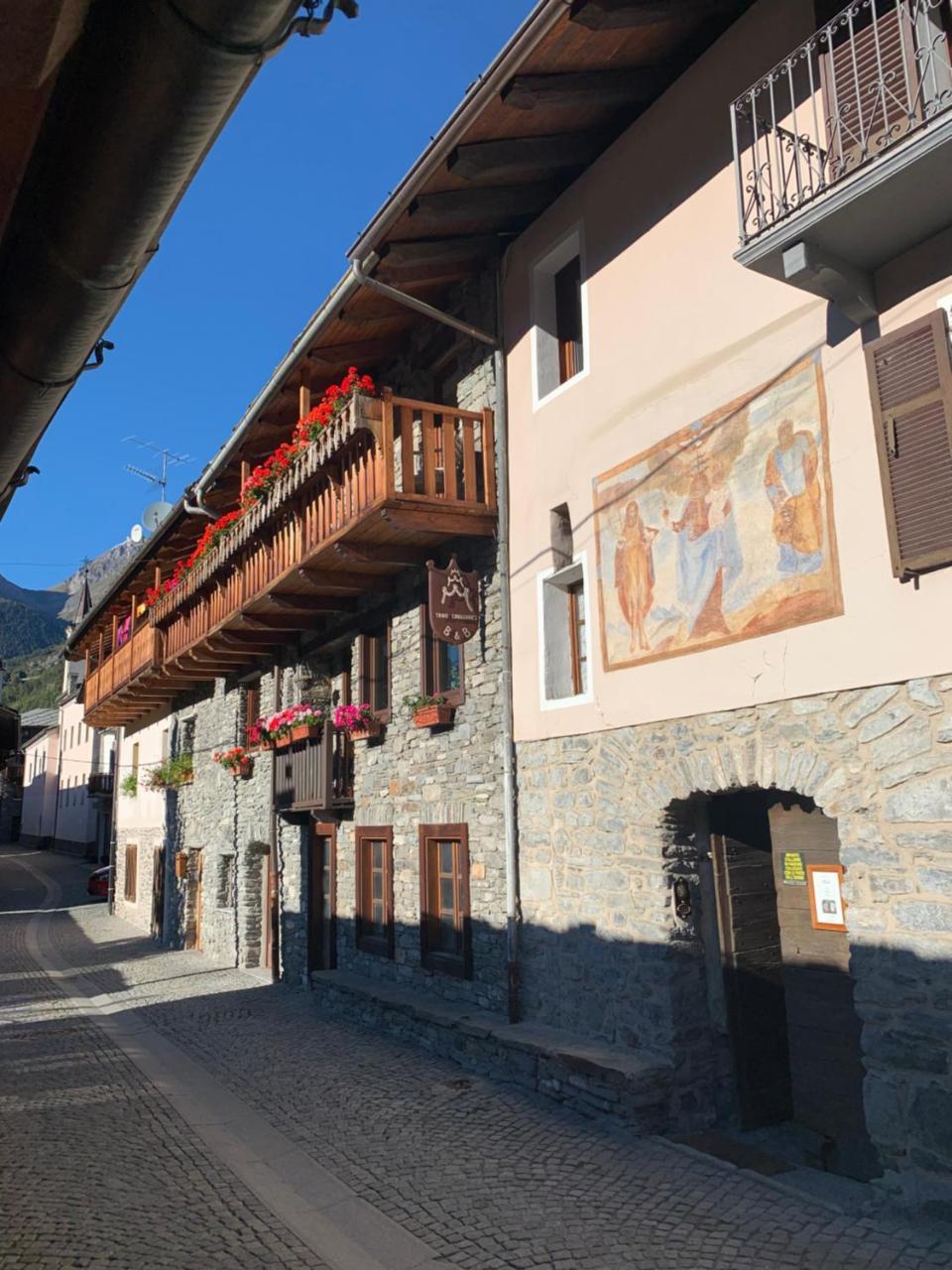 TROIS COURONNES Appartamenti di Charme ad uso turistico breve e stagionale — 4-Star Luxury Hotel in La Salle, Italy