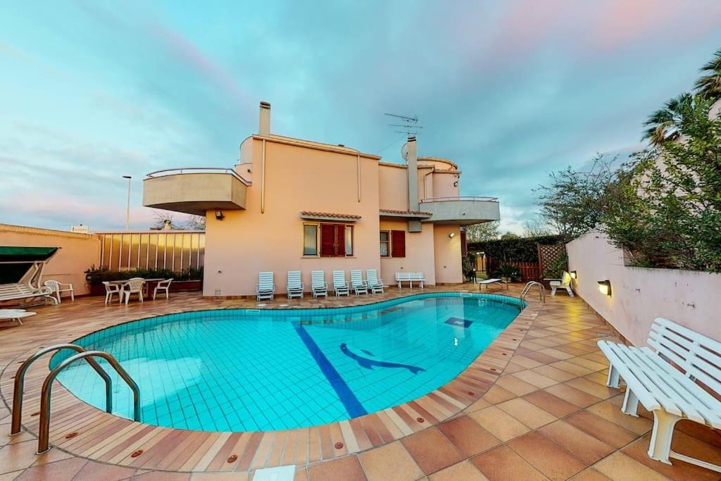 Villa con piscina e giardino a due passi dal mare. — 4-Star Luxury Hotel in Quartu Sant'elena, Italy