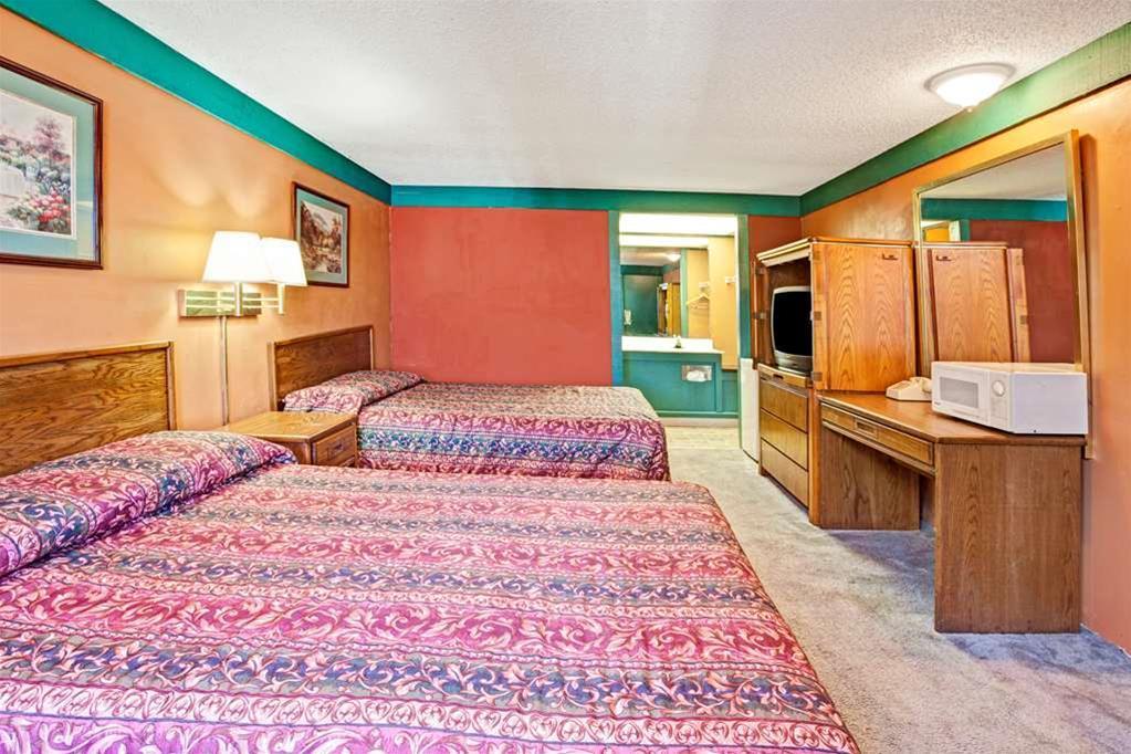 Monroe Knights Inn - photo 10