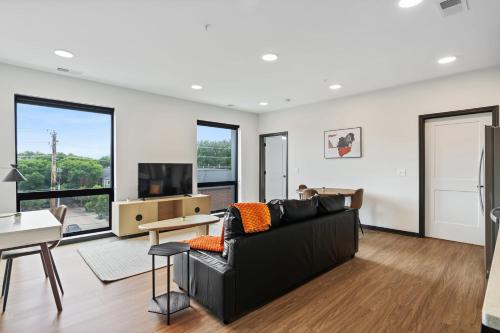 CozySuites on Mass with garage parking #11 — 4-Star Luxury Hotel in Indianapolis, United States