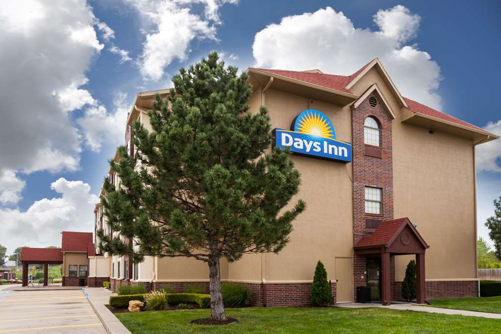 Days Inn by Wyndham near Kansas Speedway - photo 2