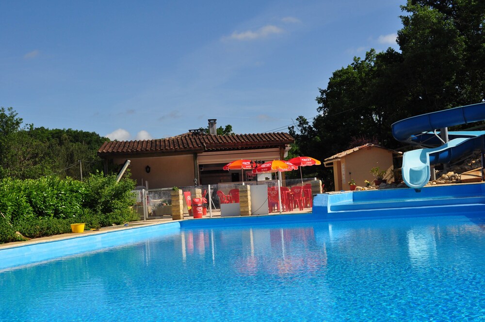 Camping Des Bastides — 4-Star Luxury Hotel in Salles, France