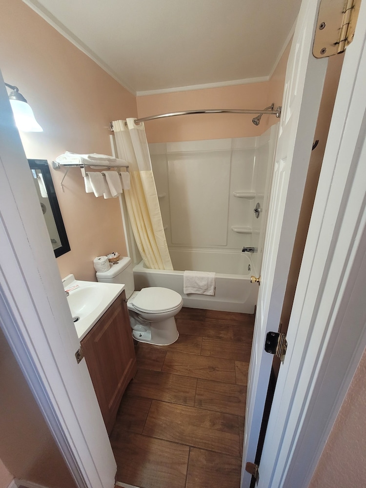 Economy Inn Sylva - photo 31