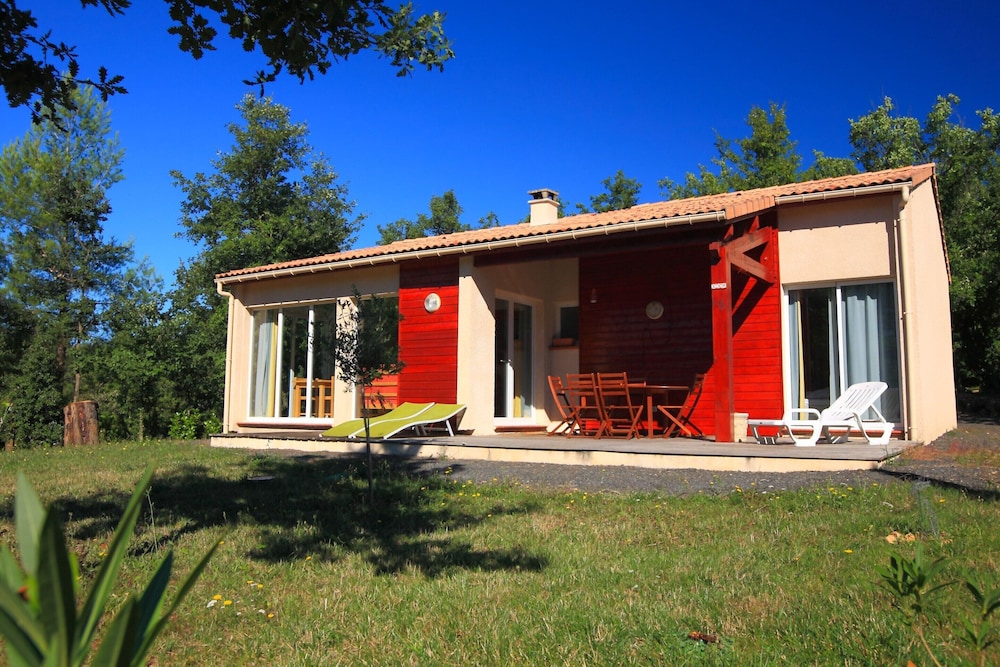 Scenic Retreat w Terrace — 4-Star Luxury Hotel in Quillan, France