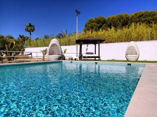 30 People Pool Disco 10 Min Beach