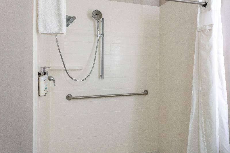 Holiday Inn Express & Suites Roanoke Rapids SE by IHG - photo 23