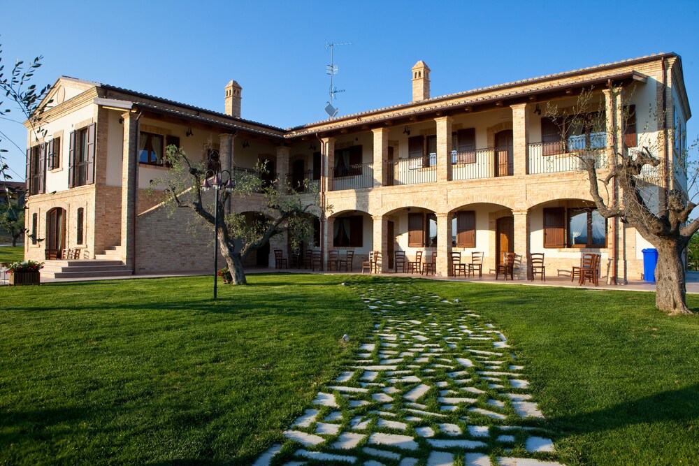 Residence Colle Veroni — 4-Star Luxury Hotel in Mosciano Sant'angelo, Italy