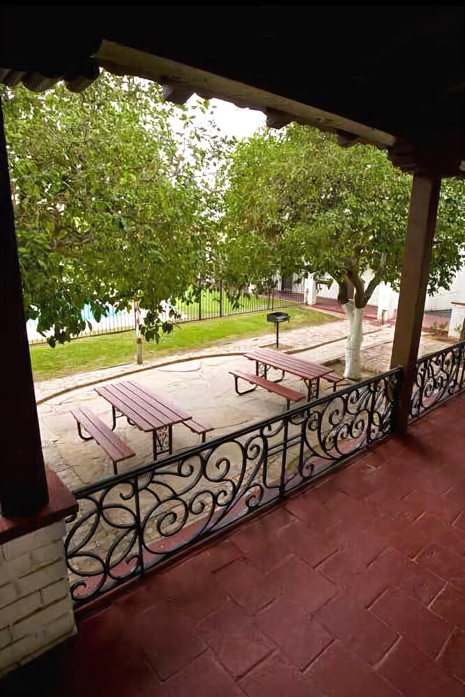 Lazy 8 Motel - photo 15