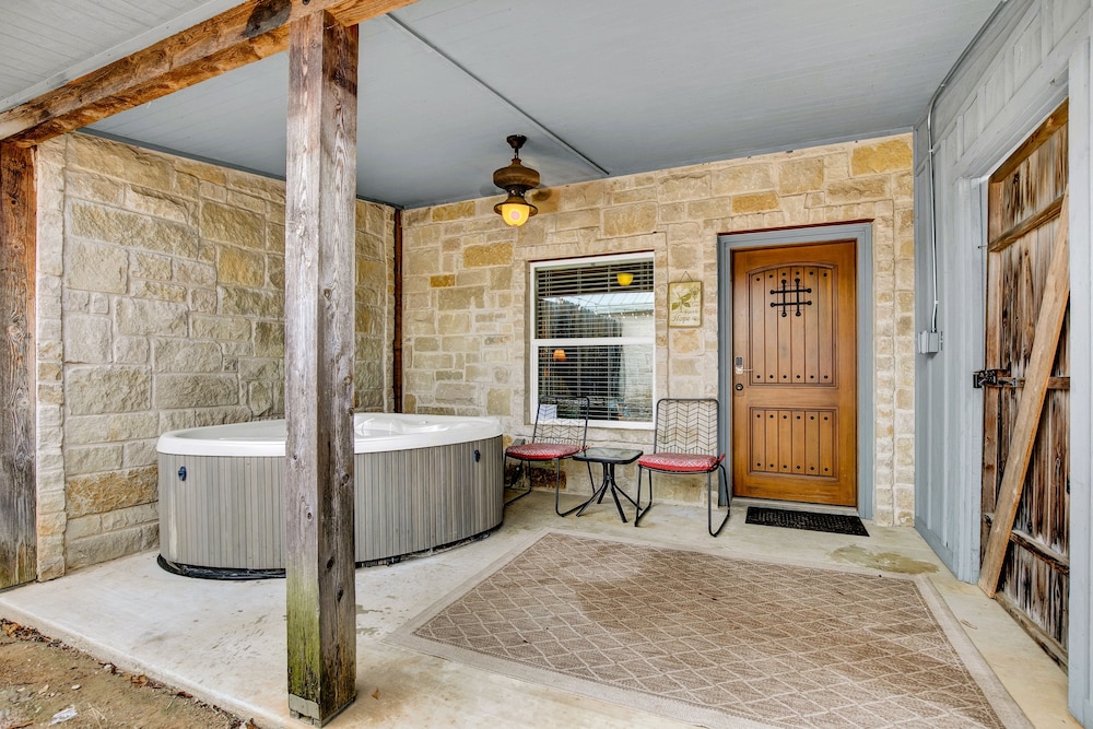 Romantic Oasis With Hot Tub Near Fred and Wineries - photo 11