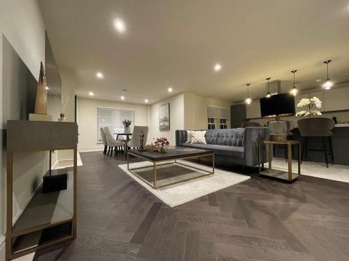 Stunning 2BA 2BR Apt Desirable Chigwell CHCL F6 — 4-Star Luxury Hotel in Chigwell, United Kingdom