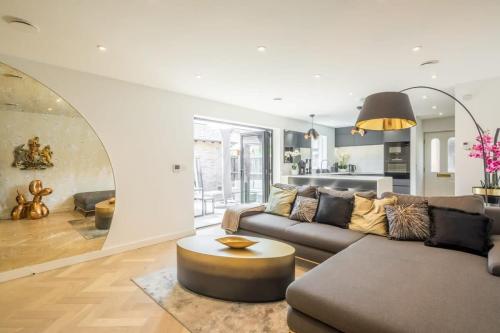 Luxury 2 Bedroom Apartment with AC and Parking — 4-Star Luxury Hotel in Cambridge, United Kingdom