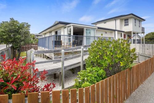 Modern 2 Bedroom Oasis Just Steps from the Beach — 4-Star Luxury Hotel in Christchurch, New Zealand