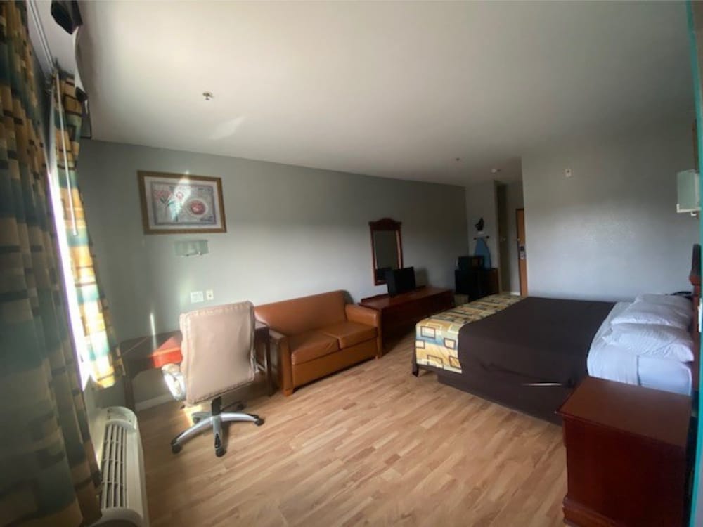 Tropicana Inn and Suites - photo 4
