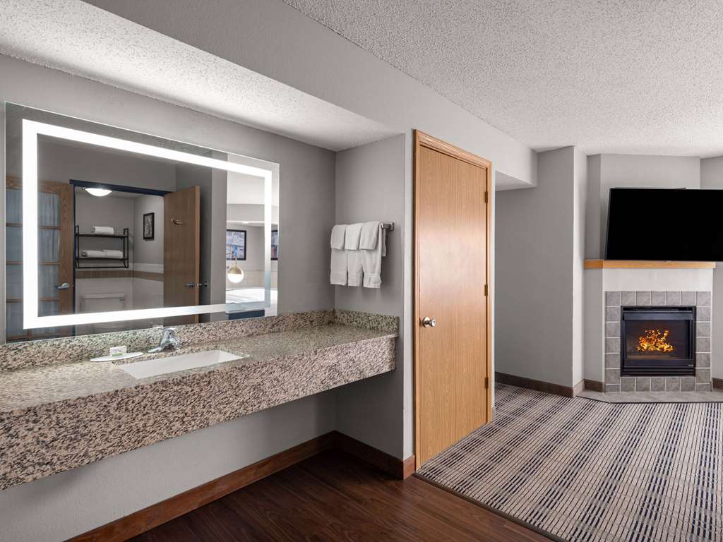 AmericInn by Wyndham Shakopee Near Canterbury Park - photo 41