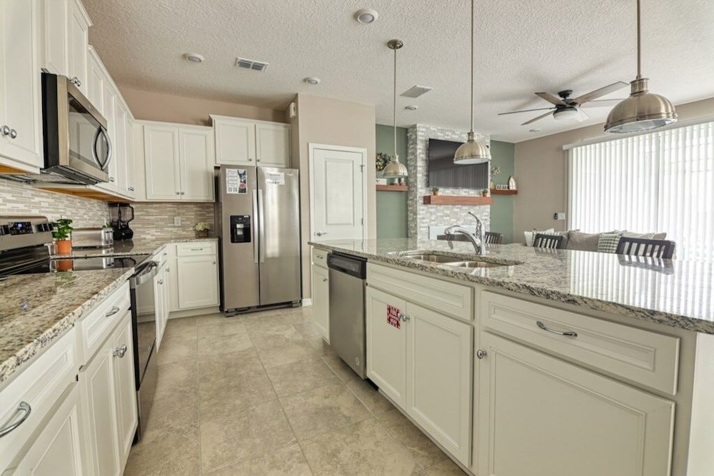 Daniel's Townhome Getaway At Windsor Island Resort 5 Bedroom Townhouse by Redawning Davenport - photo 23