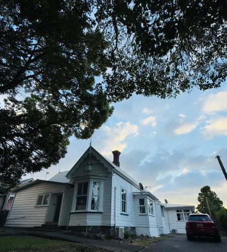 100 year old building at the foot of Mount Eden Park 5 minutes to City bus at the door in Auckland, New Zealand