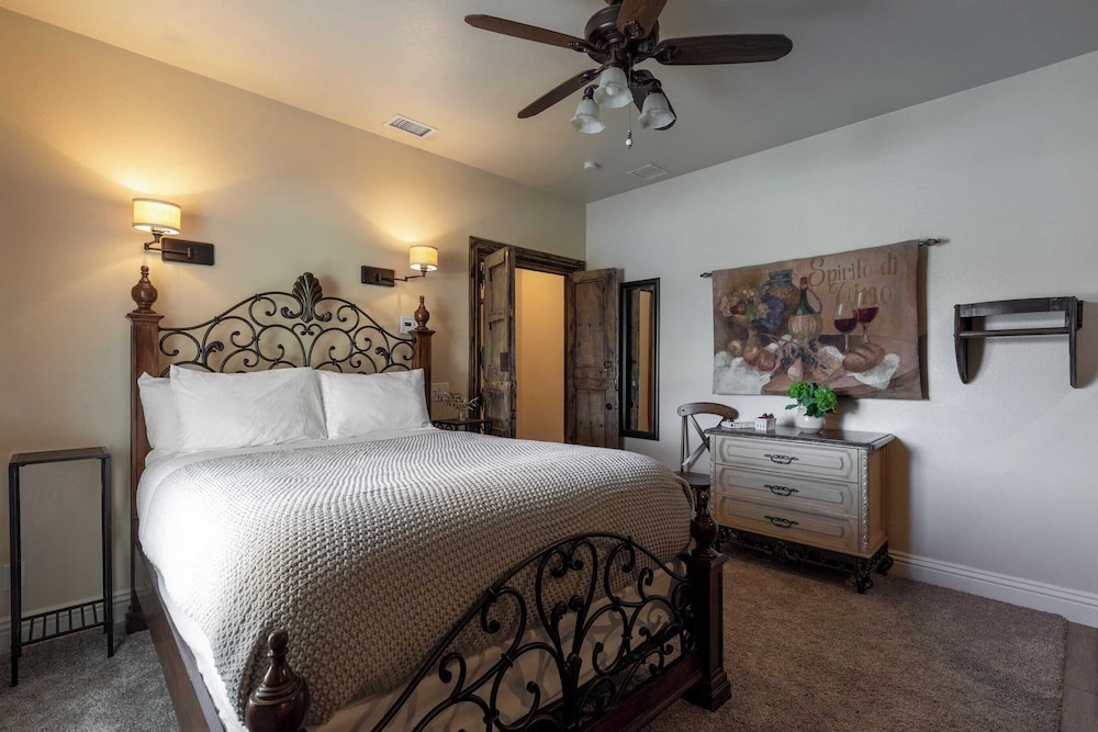 Sleeps 20 Vineyard Estate w Resort Pool Spa Game Room Wilson Creek Manor by AvantStay - photo 34