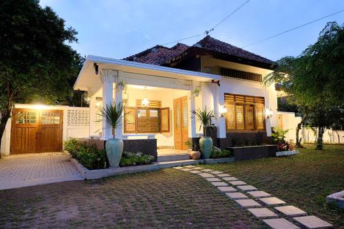 Entire Heritage Villa Family friendly in the Center of Yogya with Swimming Pool Up to 9 people — 4-Star Luxury Hotel in Jetis, Indonesia