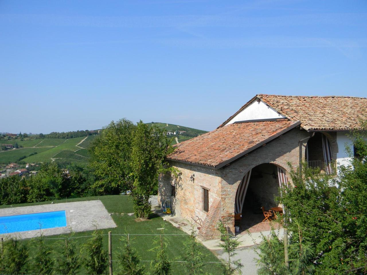 Residenza Cà d Masseu — 4-Star Luxury Hotel in Calamandrana, Italy