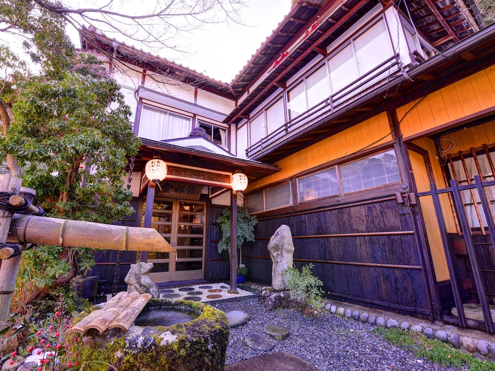 Ryoriryokan kinshokan - carbon neutral hotel in Gujo