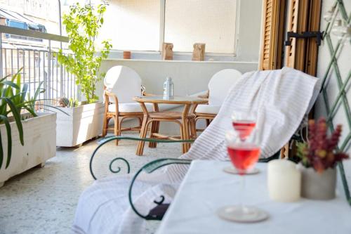 Aroura Homes 2BR Central Balcony Apt Metro — 4-Star Luxury Hotel in Athens, Greece