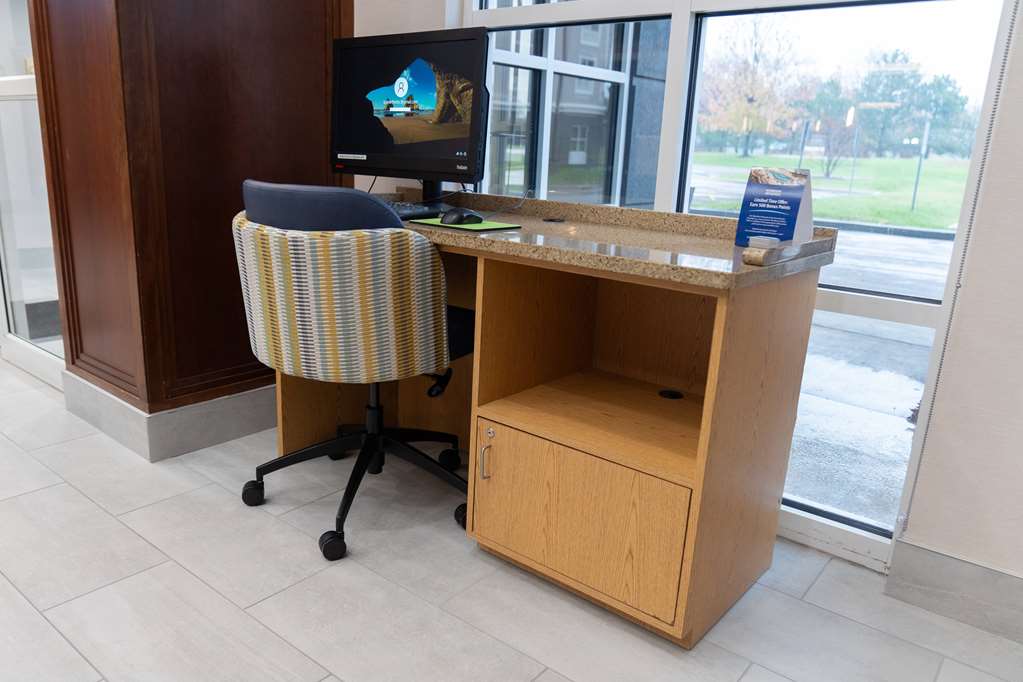 La Quinta Inn & Suites by Wyndham Bannockburn Deerfield - photo 39