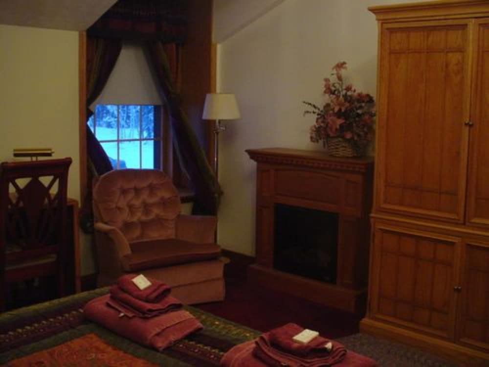 7 Gables Inn & Suites - photo 8