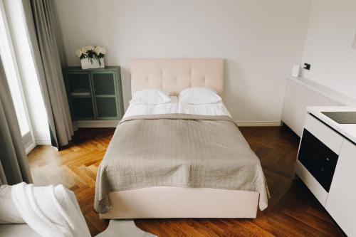 Dream Stay Stylish Studio with French Balcony