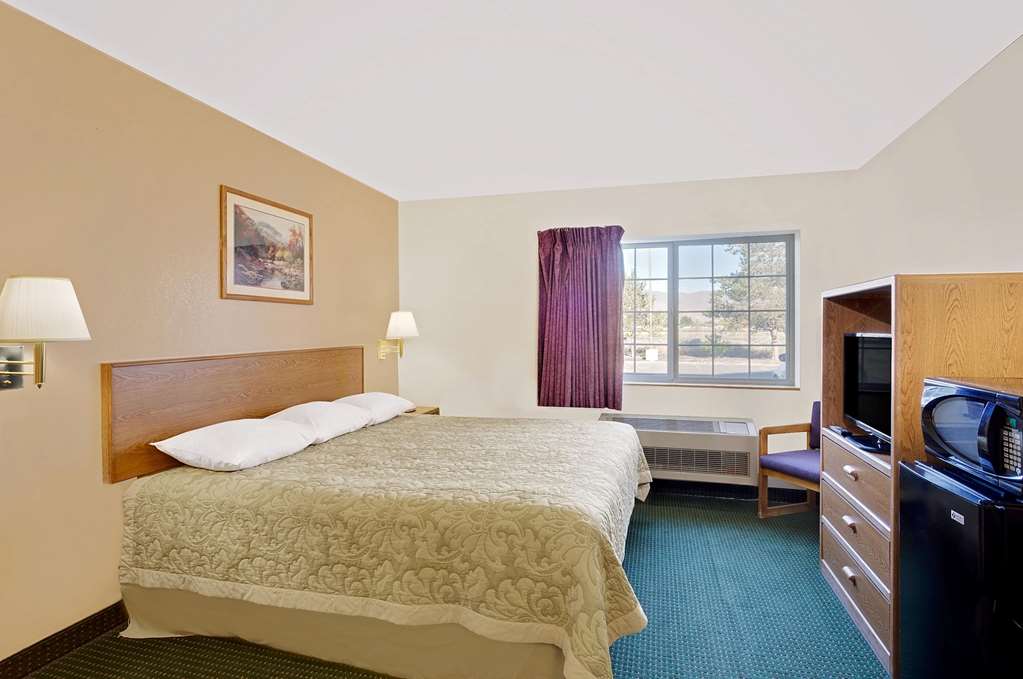 Super 8 by Wyndham Battle Mountain - photo 9