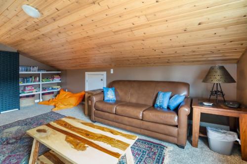 3BR Big Sky Getaway with Hot Tub and Mountain Views — Big Sky — photo 5