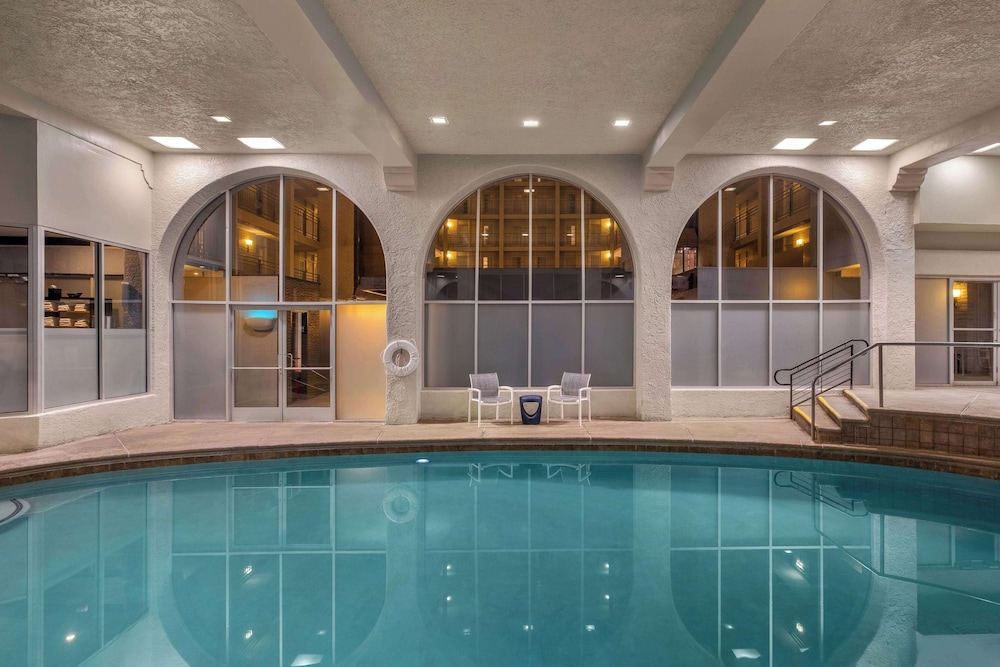 Embassy Suites by Hilton El Paso - photo 47