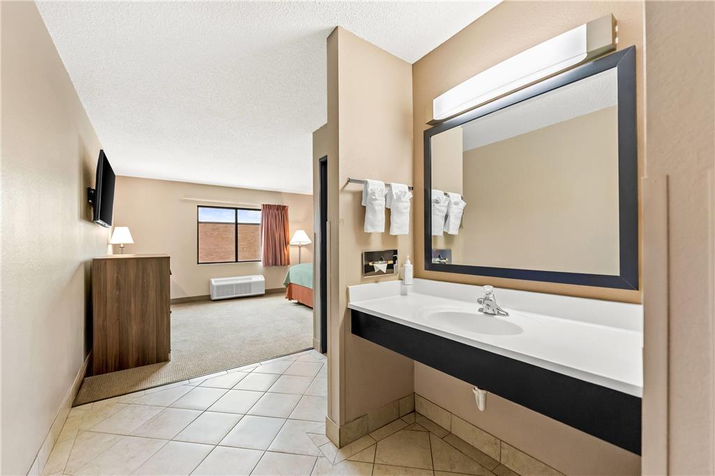 Super 8 by Wyndham Elgin - photo 22