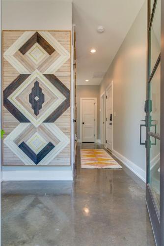 Stylish 4Bed Retreat with Rooftop Garage Peloton Sleeps 12 Fire Table Gourmet Kitchen Cozy Living Space Dedicated Parking Near Distilleries Marathon Village and Nightlife Chic Skyline Views 24 Hour Hospitality — 4-Star Luxury Hotel in Nashville, United States