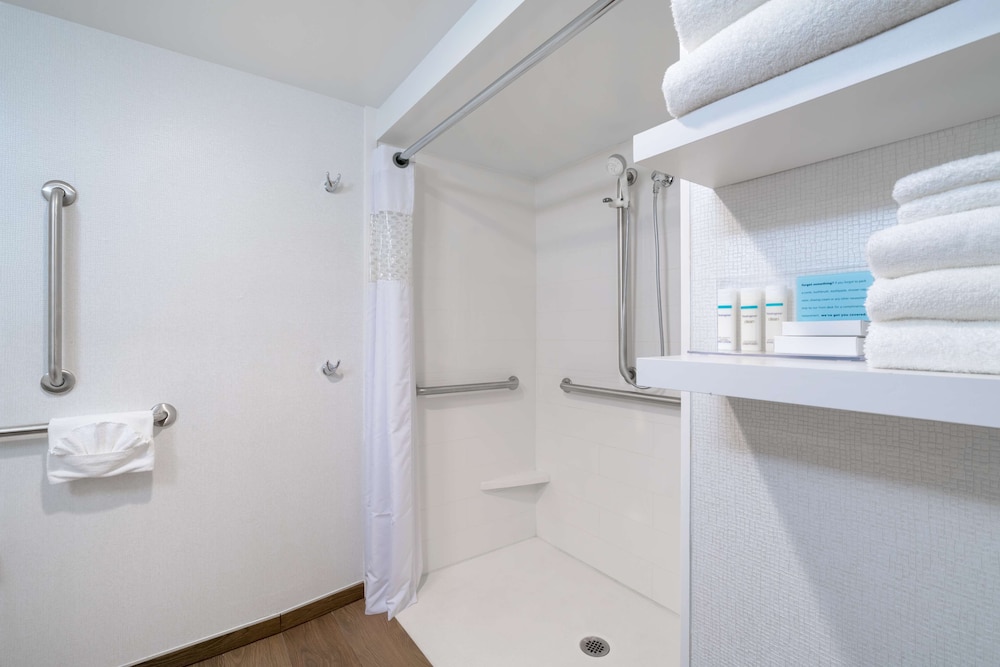 Hampton Inn Frostburg - photo 16