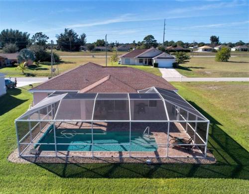 Villa M & M 3 bed 2 bath and a gorgeous pool — 4-Star Luxury Hotel in Cape Coral, United States