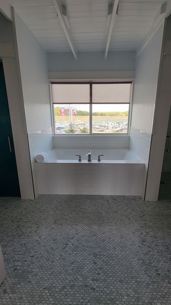 The Hotel at Cape Ann Marina - photo 22
