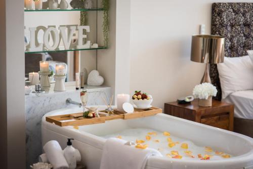 Rendez vous Chez L'eah — 4-Star Luxury Hotel in Airlie Beach, Australia