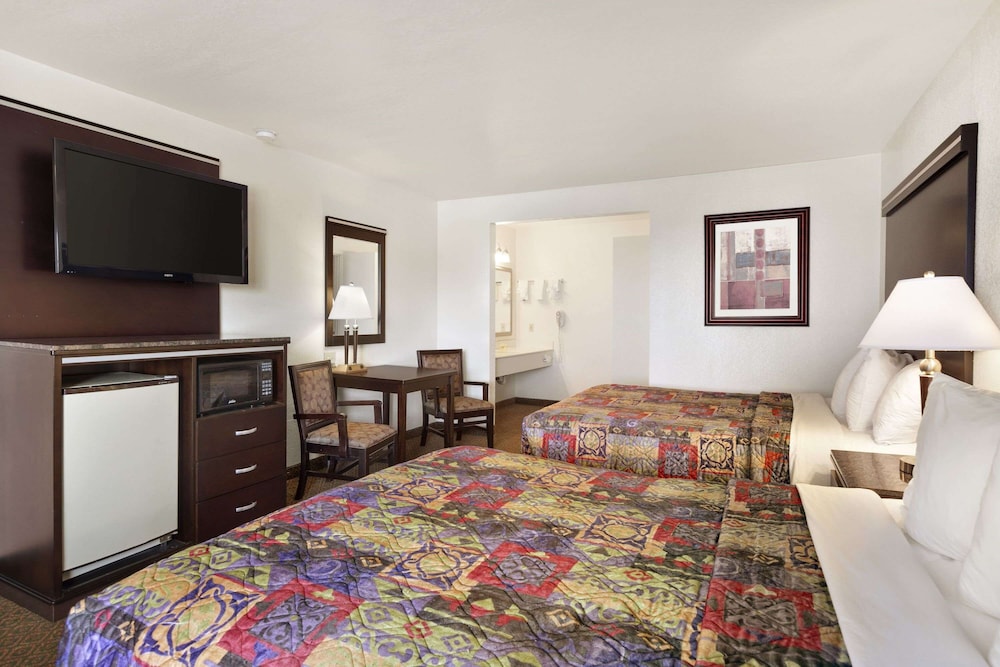 Days Inn by Wyndham Oceanside - photo 11