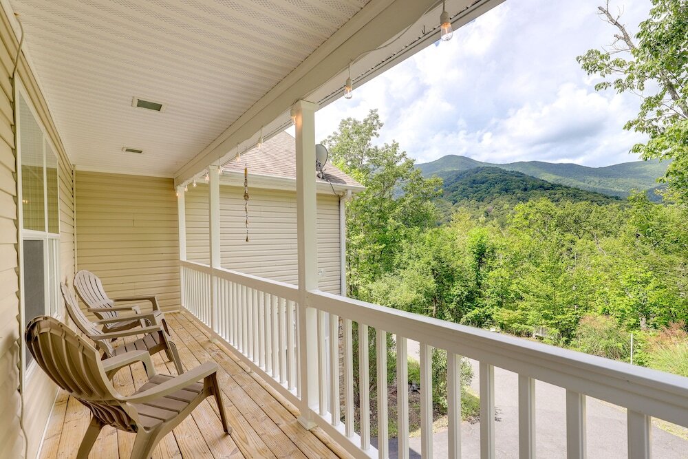 Black Mountain Retreat w Hot Tub Mountain Views in Black Mountain, United States