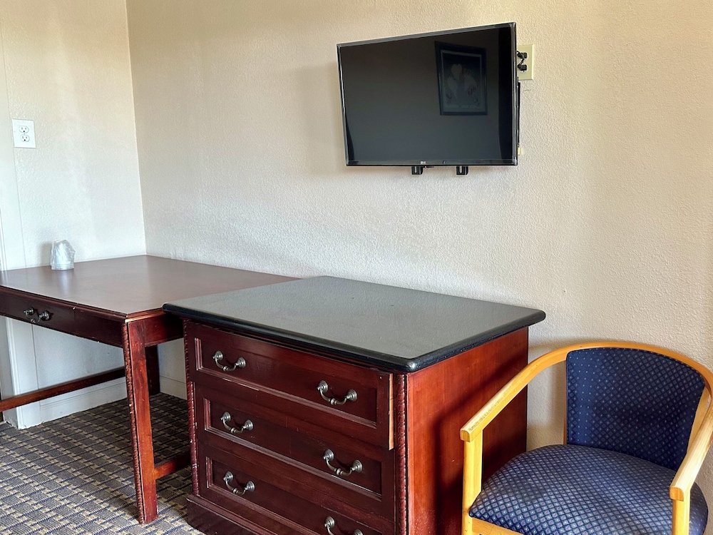 Regency Inn Fresno - photo 4