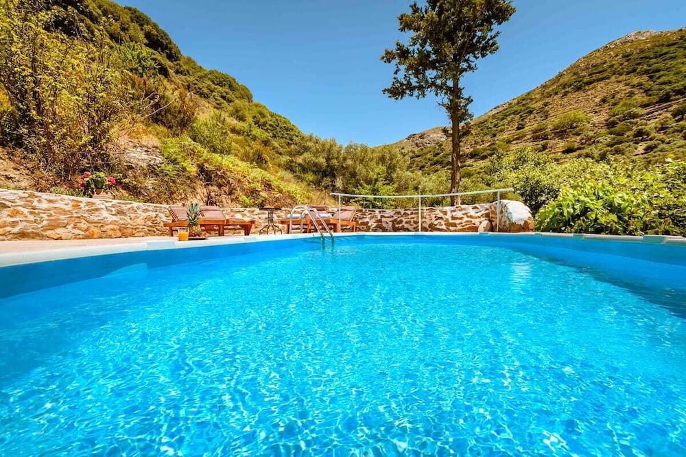 Traditional Apartments Elafos — 4-Star Luxury Hotel in Kissamos, Greece