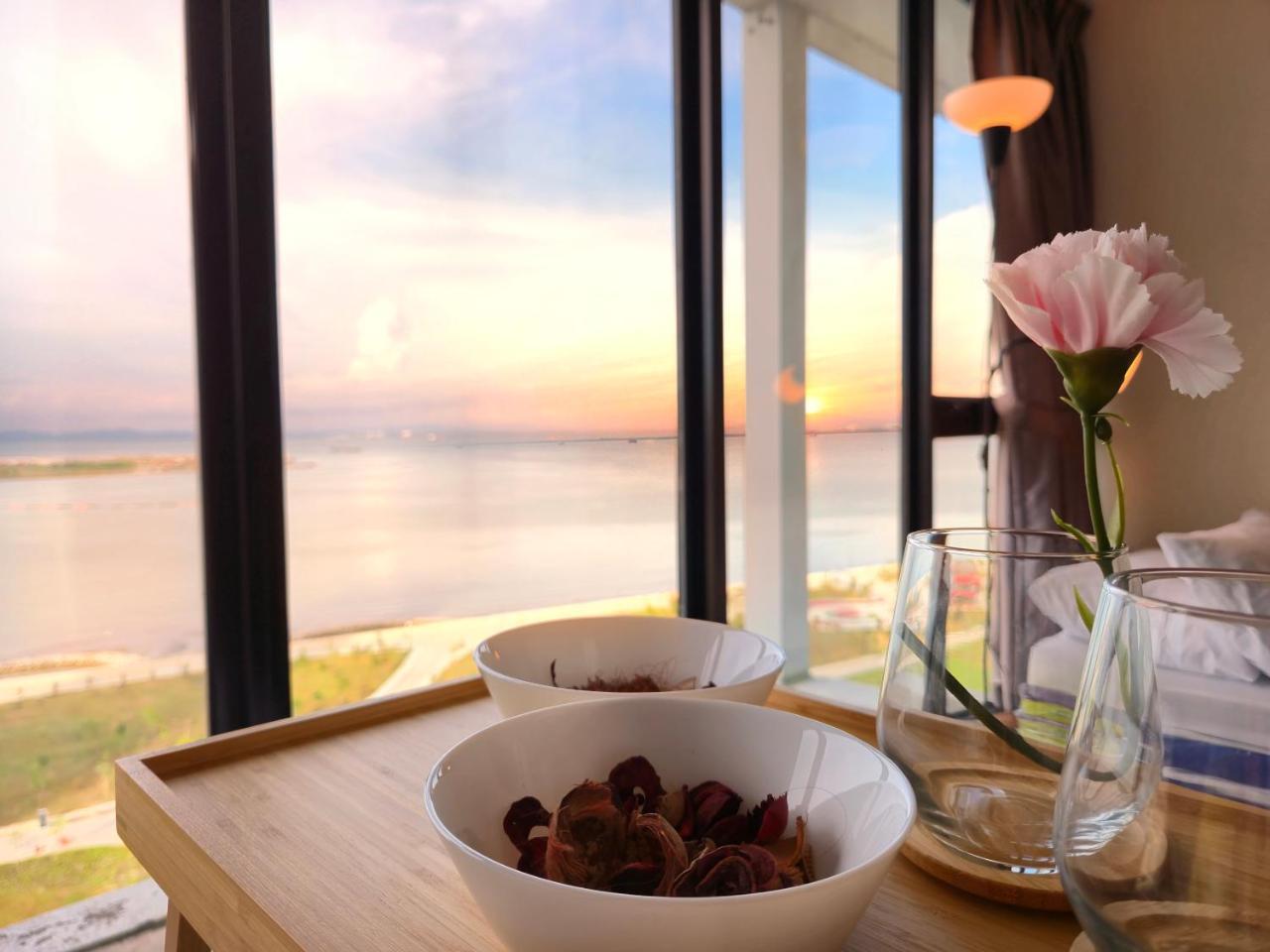 New Sunrise Gurney With Seaview 无敌日出海景 — 4-Star Luxury Hotel in George Town, Malaysia