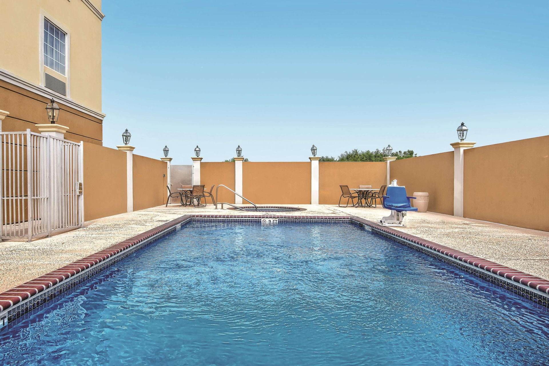 La Quinta Inn & Suites by Wyndham Mercedes Outlet Mall - photo 17