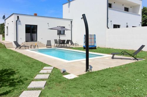 New modern villa Relax with private pool near the town and beach by WiiBuk — 4-Star Luxury Hotel in Liznjan, Croatia
