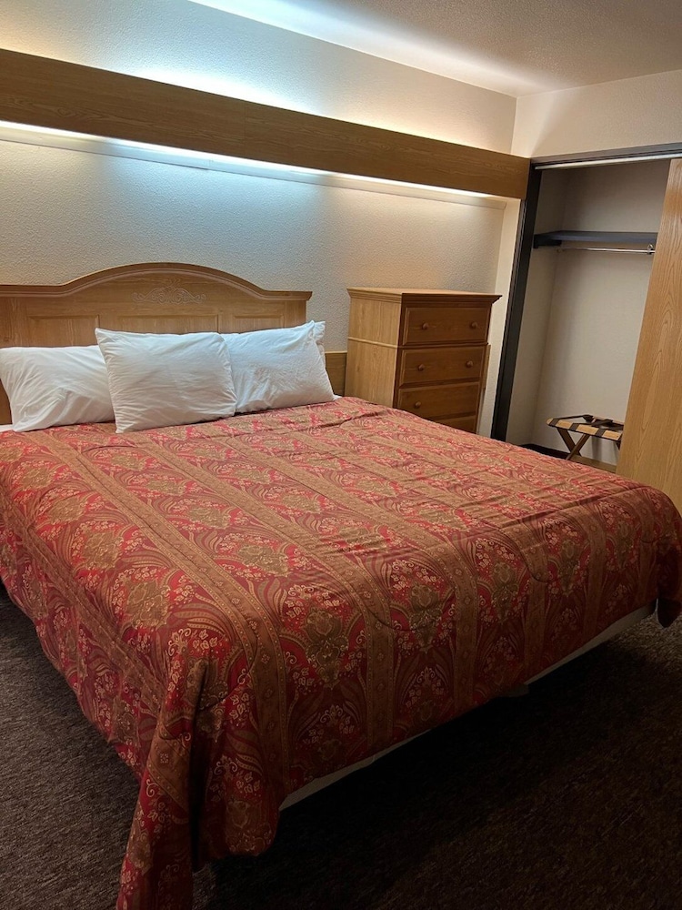 Brush inn and Suites - photo 13