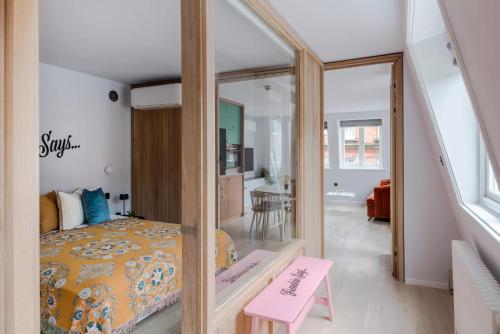 Luminous 1 Bed Soho Flat with AC by Carnaby Street — 4-Star Luxury Hotel in London, United Kingdom