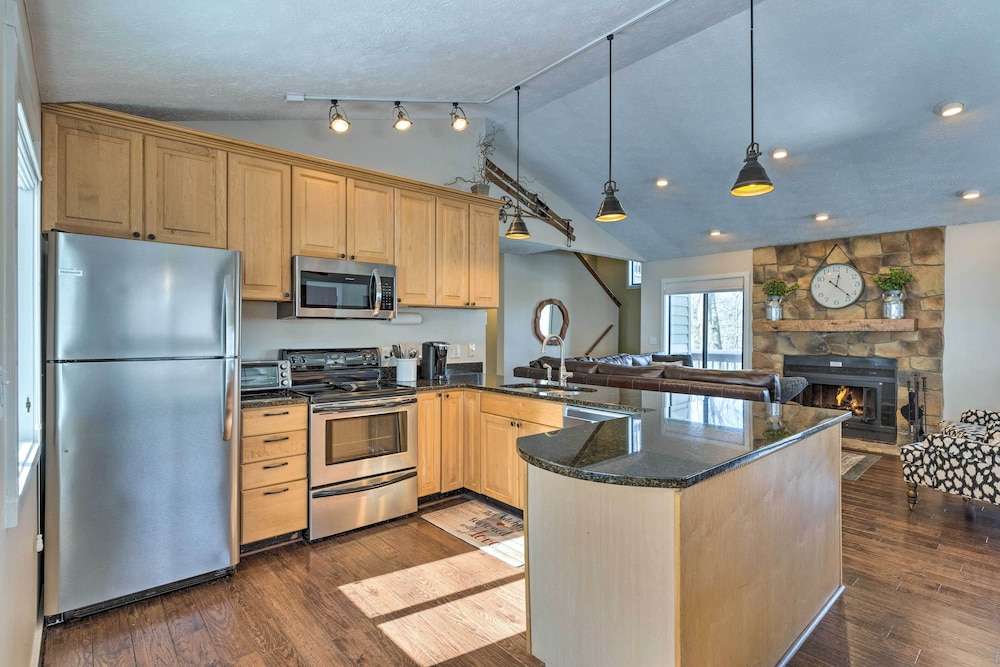 Bright Wintergreen Resort Home; Deck & Grill — hotel in Roseland